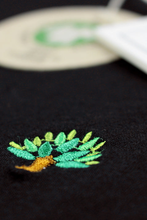 T-shirt de Algodão Orgânico Preta - Árvore detalhe