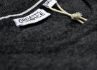 Camisola de Lã Merina Orgânica Cinzenta Escura homem detalhe