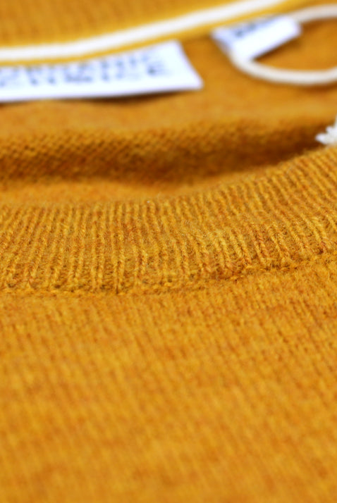 Camisola de Lã Orgânica Amarela Homem Detalhe
