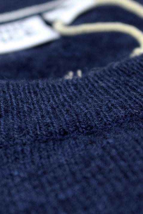 Camisola de Lã Orgânica Azul detalhe homem